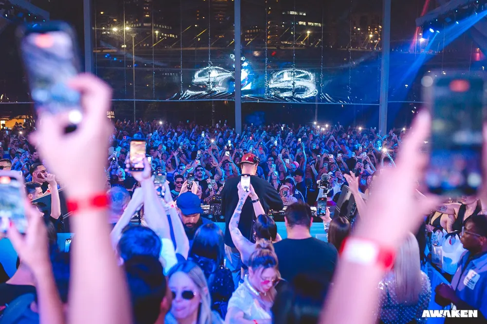 DJ em apresentação de evento eletrônico da AXM